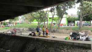 Por las noches, este espacio es utilizado por los indigentes para quemar llantas y  cables para sacarles el cobre. César Obando