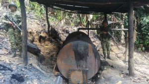 Uno de los sitios contaba con cinco ‘marcianos’ (aparato rudimentario para destilar el crudo) de 1,50 metros de alto con tejas de zinc y un sistema de tubería metálica. Cortesía