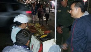 La inspectora de Policía, Laura Rodríguez, lidera los operativos de control a las ventas callejeras para que no ocupen las zonas comunes. Roberto Ospino