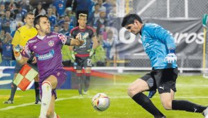 Sebastián Viera, portero del Junior de Barranquilla y Leandro Gelpi, arquero de La Equidad, Bogotá. Archivo