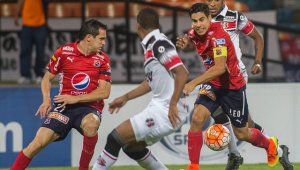 En la sudamericana, el Medellín clasificó con mucho esfuerzo ante el débil Santa Cruz de Brasil, tras vencer 2-0 de local y caer 3-1 de visita, mientras que en el ámbito local acumuló tres empates y dos derrotas. Archivo