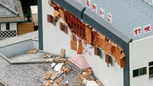 Escombros caídos de un muro dañado en un edificio quedaron repartidos sobre un tejado, tras un terremoto en Kurayoshi, este viernes. AP