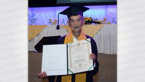 Don Antonio Bolívar Gallo Pico, con su cartón de bachiller graduado.  Rodrigo Sandoval