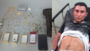 Los policías incautaron la pistola con la que el detenido atracó y los atacó a disparos; además, fueron recuperadas las joyas y el celular que se había robado minutos antes. Policía Nacional