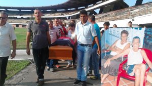 Martín Ortíz le cumplió la promesa a ‘Crispín’ de llevarlo al estadio General Santander con la bandera del Cúcuta Deportivo sobre el féretro antes de darle sepultura. Archivo Particular