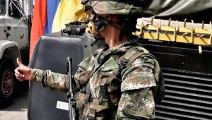 La víctima recibió un impacto de proyectil en el cuello, al parecer realizado por un francotirador. Ejército Nacional