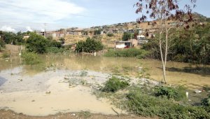 Las lluvias de los últimos días taponaron los canales de aguas en el barrio El Talento y crearon esta enorme laguna en uno de sus accesos. Mario Caicedo