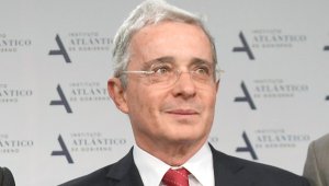 A juicio de Uribe, el acuerdo alcanzado contempla una doble amnistía, la de los crímenes de lesa humanidad y la del narcotráfico, que es la principal fuente de financiación de la guerrilla. AFP