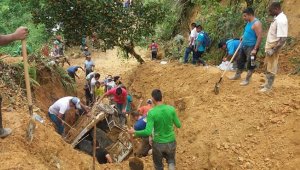 La emergencia se registró cuando el vehículo de transporte público que movilizaba a estos comerciantes y agricultores fuera sepultado por el alud, causado por las constantes lluvias. Colprensa