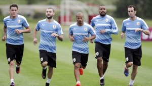 Uruguay, con su delantera mermada por la ausencia de Cavani, recibe esta tarde a las 6:00 (hora olombiana) a Ecuador, que también llega con bajas en su nómina. AP