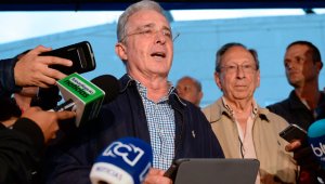 En la reunión con Santos, el senador estuvo acompañado por Juan Gómez Martínez y Claudia Bustamante. AFP