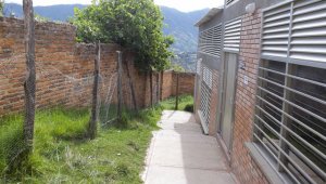 La pared trasera del colegio del barrio Cristo Rey está a punto de caerse. Se instaló una malla para evitar el paso de los estudiantes. Roberto Ospino