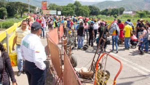A diario miles de personas desde el vecino país, que no solo se quedan en Norte de Santander sino que llegan al interior del país, en su mayoría para ejercer actividades lucrativas ilegales. Luis Alfredo Estévez