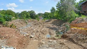 Las obras se iniciaron el mes pasado en un costado del caño de Belisario Betancur. Allí se se abrieron una zanjas para construir unas gradas disipadoras. Edinsson Figueroa