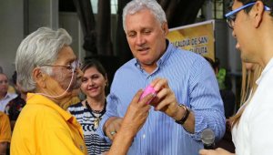 Las gafas las entregaron en la plazoleta Luis Carlos Galán Sarmiento de la Alcaldía de Cúcuta. Cortesía