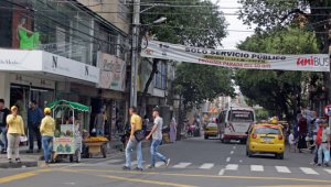 Así lucía ayer al mediodía la avenida séptima luego de sacar de circulación por allí los carros particulares entre las 11 y 30 y las 2 de la tarde. Mario Caicedo