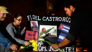 Cientos de jóvenes participaron en una concentración para recordar al líder de la revolución cubana, Fidel Castro, quien falleció a la edad de 90 años. AFP