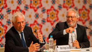 El peruano Mario Vargas Llosa (izquierda) y el escritor colombiano Héctor Abad participaron en una conferencia en el primer día de la Feria Internacional del Libro de Guadalajara, el mayor evento literario del mundo de habla hispana.
 AFP