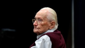 Oskar Groning se encuentra en libertad, ya que el recurso de casación es suspensivo, y la Fiscalía determinará si su estado de salud es compatible con la reclusión, lo cual parece poco probable. AFP