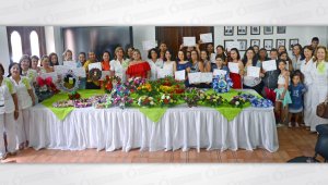 Entregaron 48 diplomas a las mujeres cabeza de familia por el cumplimiento y aprobación de los talleres. Rodrigo Sandoval