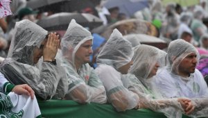 Unas 20.000 personas con paraguas y ponchos de plástico colmaron un pequeño estadio de este pueblo brasileño. AFP