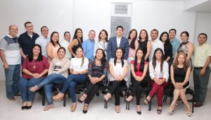 Pedro Palacios, Martín Ramírez, Luis Alberto Díaz, Verónica González, Camilo Jáuregui, Yuri Díaz, Alfonso Morales,  María Consuelo Silva, Carlos Chamorro, Zuleima Quiroz, Carmen Osorio, Carlos Urbina, Ingrid Peña, José María Santos, Clayren Arias y Oscar Cancino. Sentadas: Yoise Rangel, Ana Samacá, Ana Barjuch, Emma Rincón, Nancy Blanco, Leidy Vargas, Sandra Castañeda y Luz Mendoza. César Obando