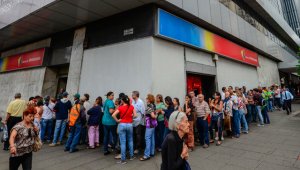 Maduro ordenó sacar de la calle el billete de 100 -el de mayor valor y circulación en el país- para acabar con supuestas "mafias" que acaparaban ese billete en la frontera con Colombia. AFP