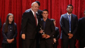 Jossimar Calvo Moreno recibe el trofeo Altius, de manos del vicepresidente de la Federación Internacional de Voleibol, Rafael Lloreda Currea. Colprensa