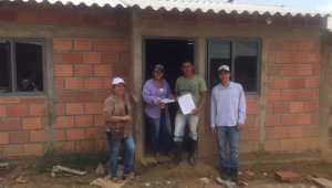 En Brisas del Río las viviendas están listas y solo faltan las conexiones eléctricas. En la foto aparecen algunos de los beneficiarios. Cortesía