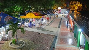 Esta semana se trasladaron los primeros vendedores a la nueva plazoleta de comidas de El Malecón. Así luce por las noches este sector. La Opinión