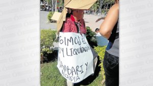 Algunos beneficiarios del programa de Generación de Empleo, con pancartas y arengas, protestaron frente a la Alcaldía. Cortesía
