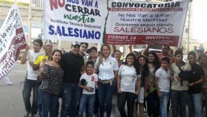 La secretaria de Educación, Indira Pérez, saludó a los jóvenes del Salesiano que ayer se apostaron en las afueras de la Alcaldía para pedirle al mandatario César Rojas que no les impida seguir recibiendo sus clases en este plantel. Orlando Carvajal