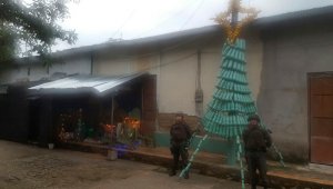 Botellas plásticas, cartón, aserrín, ropa usada, ruedas, entre otros inservibles se usaron para vivir la Navidad. Policía Nacional
