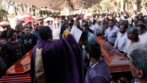 26 personas murieron en el lugar de los hechos y otras 9 en los hospitales, indica el último reporte del gobierno local. Este jueves fueron sepultadas algunas víctimas. AFP