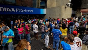 Aunque el gobierno anunció una nueva llegada de billetes de 500 bolívares, el comercio continúa denunciando la faltante de la moneda, unos días antes de que se acabe el último plazo para eliminar el papel moneda de 100 bolívares del mercado. Archivo