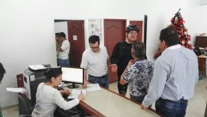 En la Registraduría Municipal de Cúcuta estuvieron los exconcejales Pedro Durán y Carlos Jaimes, Jorge Moreno, Néstor Martínez, Luis Alberto Gómez, Rafael Romero, Pedro Murillo y Ronald Peterson, quienes empezaron a hacer los trámites para impulsar un referendo derogatorio en la ciudad. Alfredo Estévez