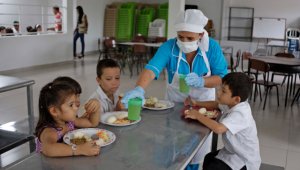 En el 2016, el programa de Alimentación escolar comenzó dos meses después de haberse iniciado las clases. El próximo año el programa tampoco arrancará el mismo día que inicie el calendario escolar. Archivo La Opinión