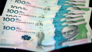 Empresarios y trabajadores no llegaron a un acuerdo para el alza del salario mínimo de 2017, por lo que el Gobierno Nacional fijó el incremento en 7 %, lo que representa que para el próximo año quedará en 737.717 pesos, un auxilio de transporte de 83.140 pesos, para un total de 820.857 pesos mensuales.  Archivo
