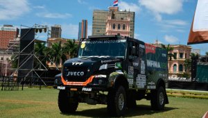 319 vehículos, encabezadas por 145 motos y 79 autos, se concentraban en un predio de la fuerza aérea de cara al inicio de la carrera. AFP