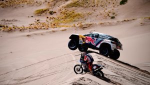 El piloto francés de Peugeot Sébastien Loeb y el copiloto Daniel Elena de Mónaco durante la etapa 4 del Rally Dakar 2017.
AFP
