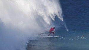 Marcelo Luna cruzó el Atlántico a los 30 años para encontrar en el surf una salida a su oscuro pasado en medio de drogas y violencia. AFP