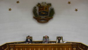 La oposición en el Parlamento acusa al resto de los poderes públicos de servir al chavismo. Considera que Maduro impulsa la "ocupación partidista" de las instituciones. AFP