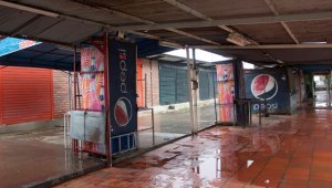 Pese a que las nuevas casetas se construyeron hace un año, las viejas estructuras metálicas siguen siendo usadas por los vendedores de comidas rápidas. Alfredo Estévez