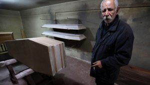 Este hombre de 65 años no ha vendido uno desde el comienzo de 2016. Para un encargo, el interesado debe desplazarse al taller, en el que ya no hay teléfono por falta de medios para pagarlo. AFP