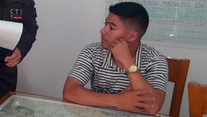 El soldado profesional José del Carmen Durán Ropero escucha al funcionario del CTI que le lee los cargos por los cuales fue detenido. Colprensa
