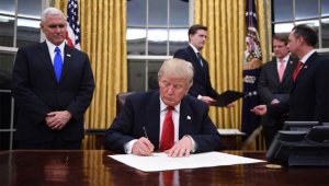 Este viernes, un grupo de periodistas del cuerpo de prensa de la Casa Blanca fue llamado de urgencia al Salón Oval, donde el nuevo presidente estadounidense firmó el decreto. AFP