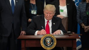 El mandatario firmó también este miércoles un segundo decreto que se propone reforzar la vigilancia migratoria en el interior del país. AFP