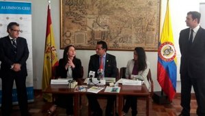 Momento de la firma del convenio. Colprensa