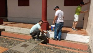 El grupo de jóvenes consiguió aportes del comercio de Ocaña y están pintando las paredes del Complejo Histórico de San Francisco. Javier Sarabia