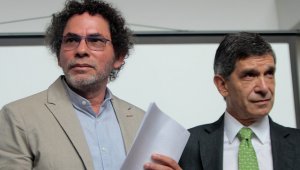 'Pastor Alape', miembro del secretario de las Farc (izquierda), y Rafael Pardo, Alto Consejero del Postconflicto (derecha). Colprensa